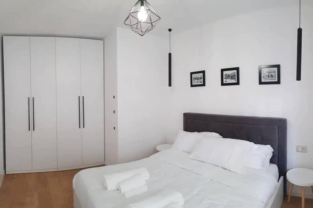 LINA -TIA Lovely New Bazaar Apartment Tirana Buitenkant foto